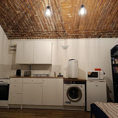 Basic Underground Apartments Next To The Center - Best Tram Line, Cool Local Area 프라하 외부 사진